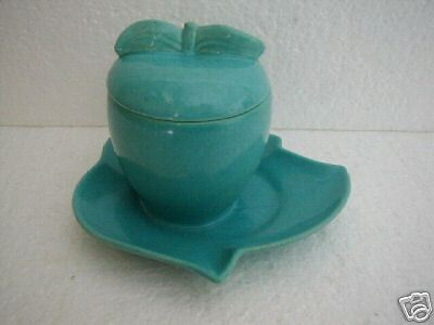 REDWING VINTAGE APPLE COVERED BOWL ON PLATE GREEN  MINT  